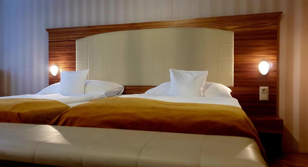 Hotel Okresni Dum Hradec Králové Екстериор снимка