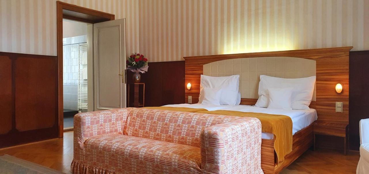 Hotel Okresni Dum Hradec Králové Екстериор снимка